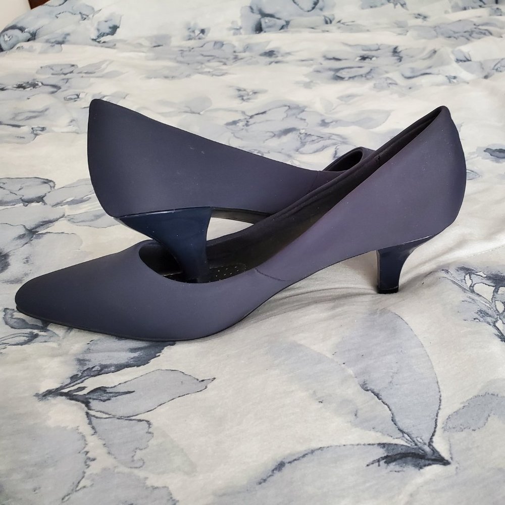 Abella dark navy blue kitten heel shoes / pumps - NWT